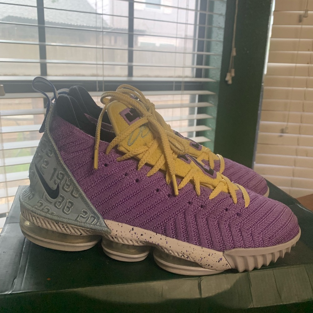 Nike lebron XVI size 8